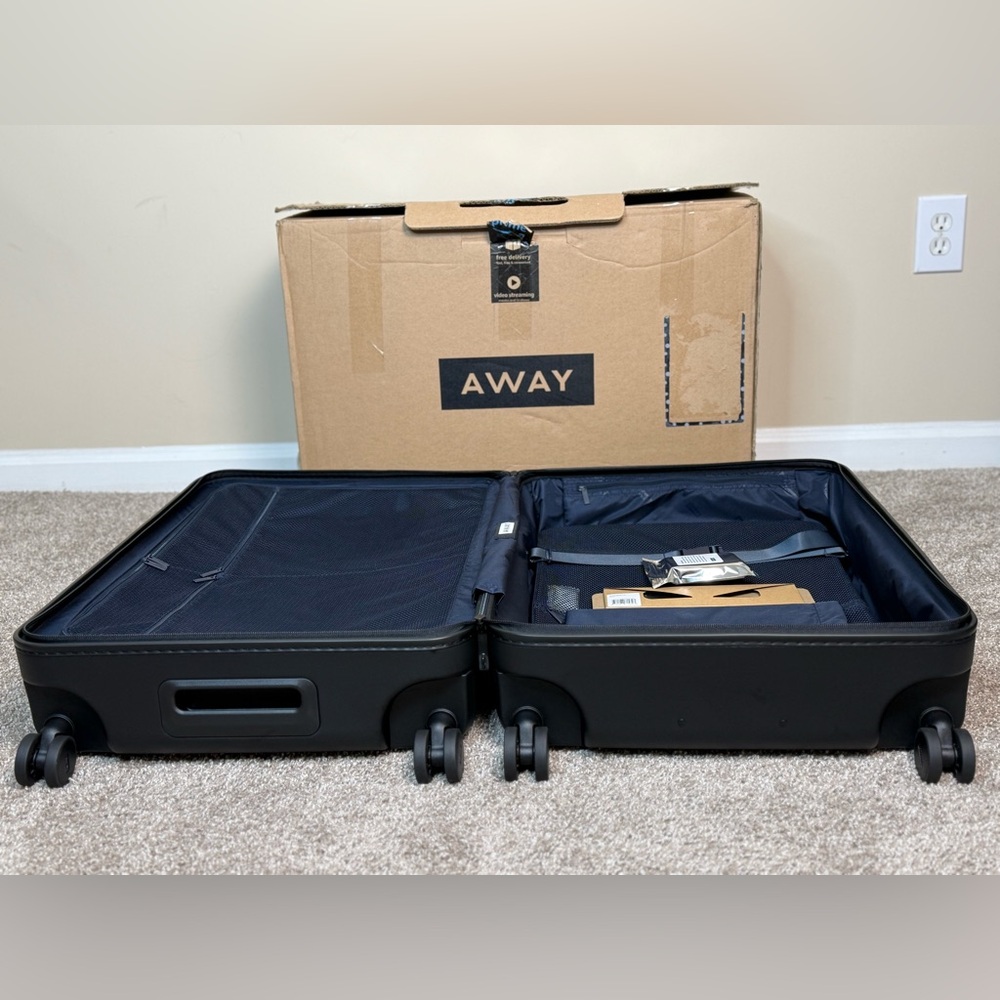Away Medium Luggage - Picture 7 of 7